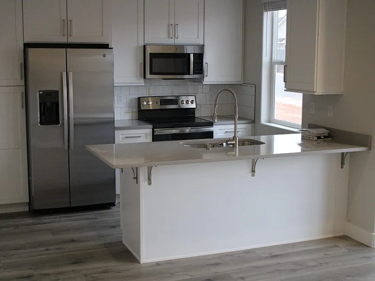 574 E Goldline Dr — Photo 2