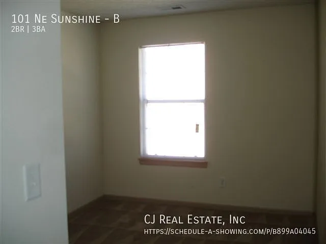 101 NE Sunshine St #B — Photo 7