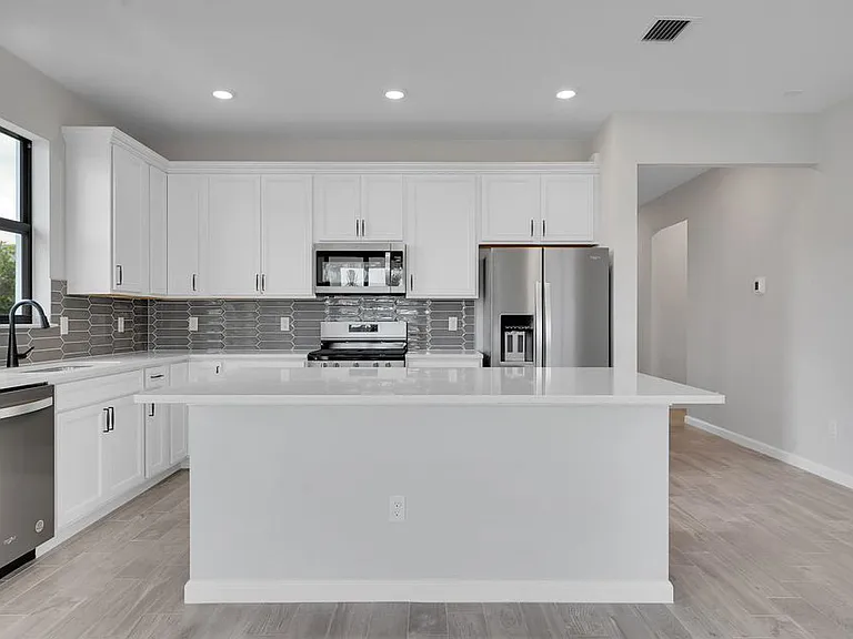 845 SE Courances Dr — Photo 8