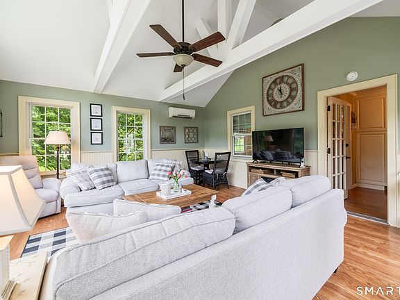 3rd image of 924 Roxbury Road