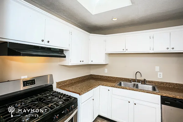 4 bed, 1.5 bath, 1874 sqft, $1,795 — Photo 3