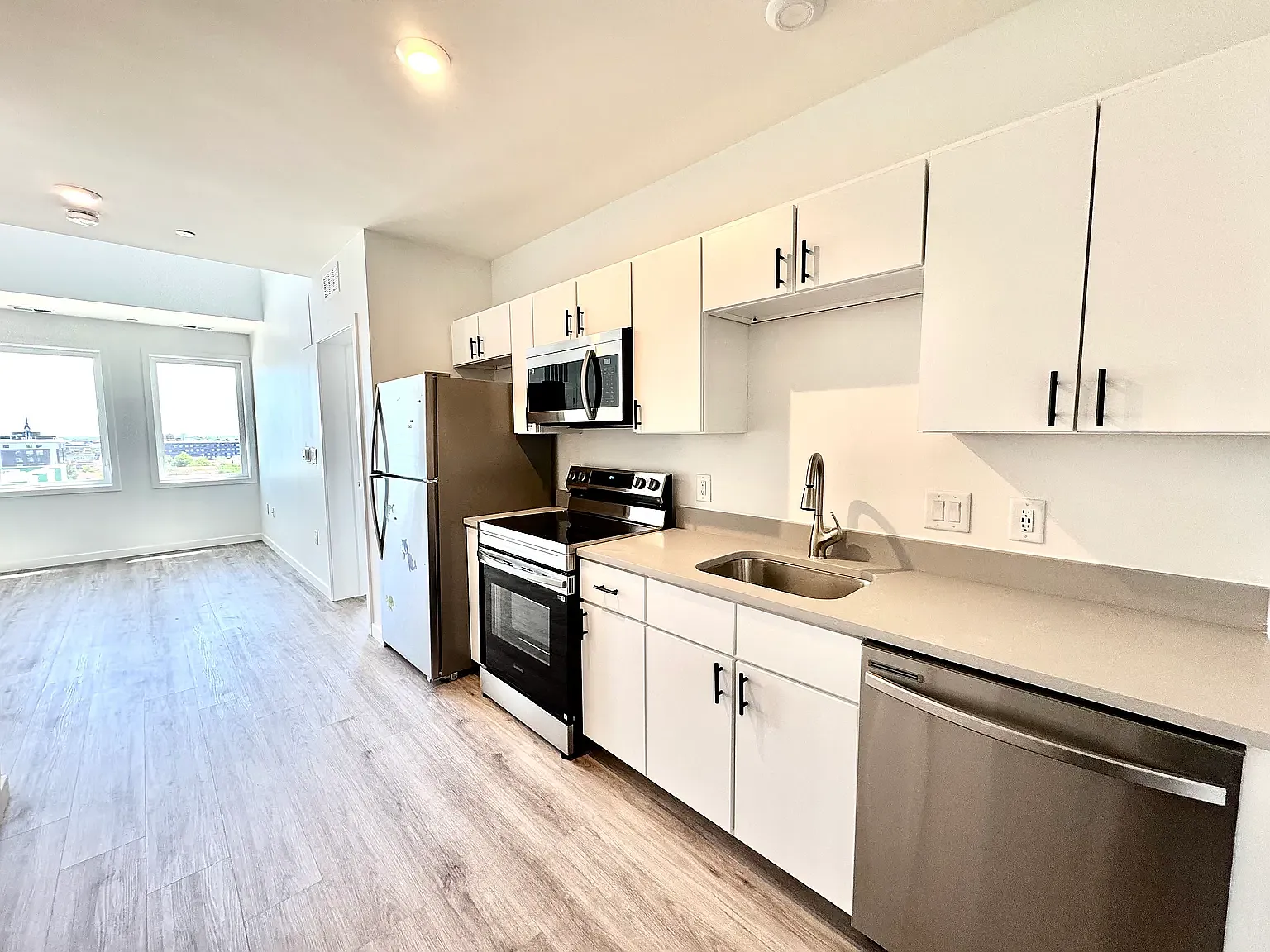 2 bed, 1100 sqft, $2,571 — Photo 4
