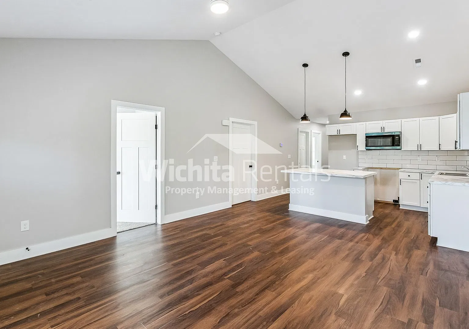 Delano duplex - upstairs unit — Photo 2