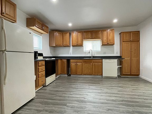 3rd image of 909 Jefferson St