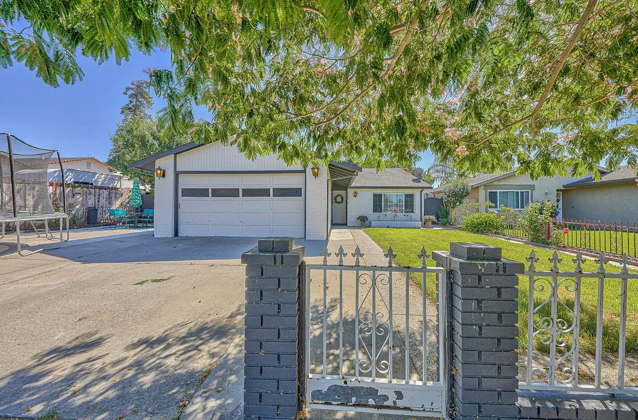 243 Willow Dr photo 1