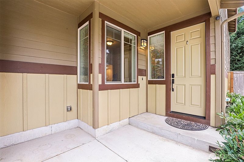 4th image of 305 NW 24th Way