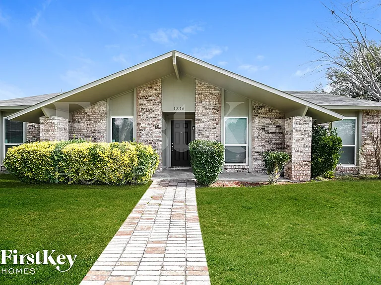 1316 Royal Oak Dr — Photo 1