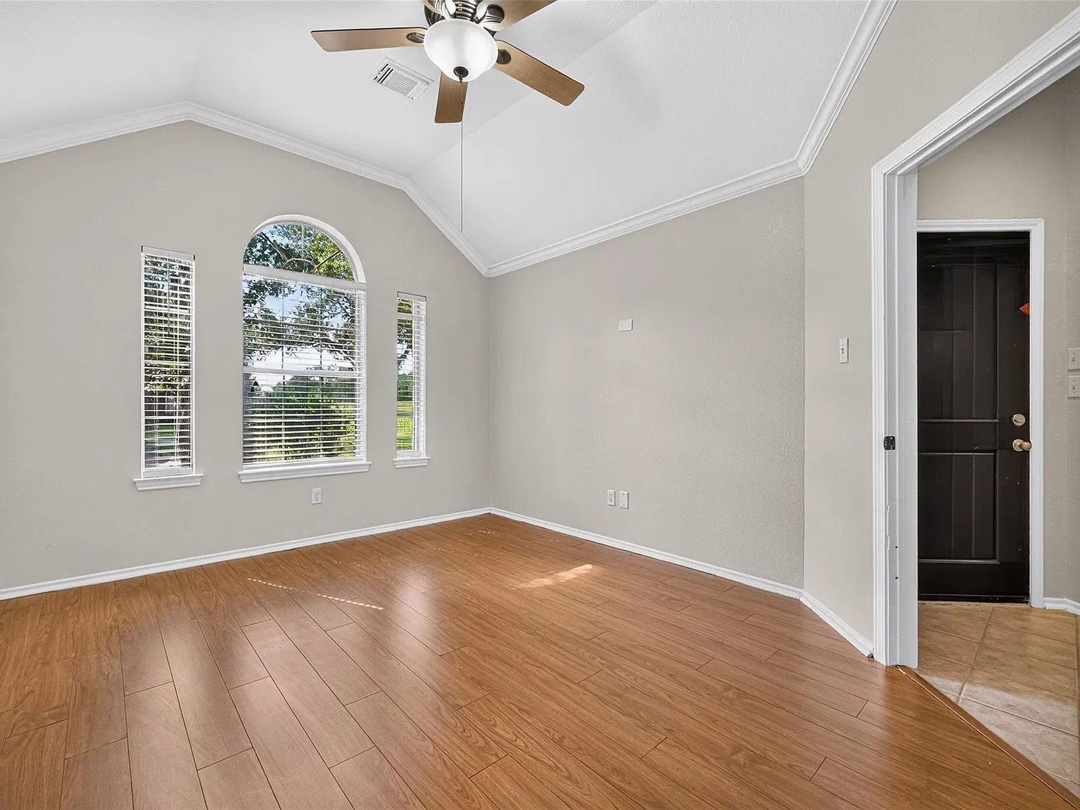 3 bed, 2.0 bath, 2168 sqft, $2,300 — Photo 3