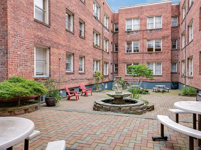 Abbottsford Apartments — Photo 38