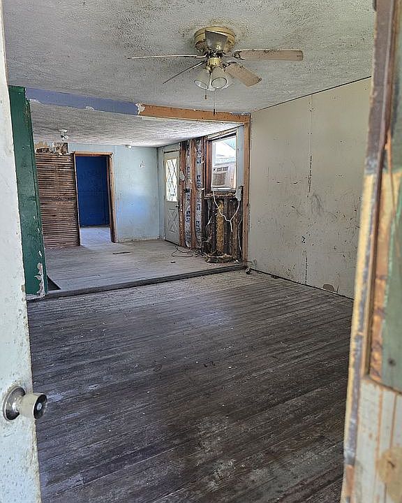 2nd image of 1044 Avenue St E