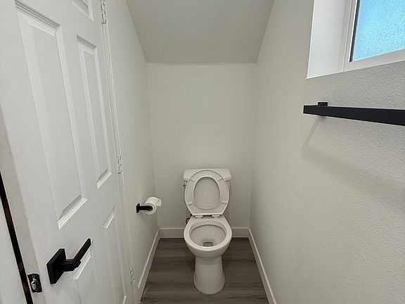 Bathroom (1st floor)