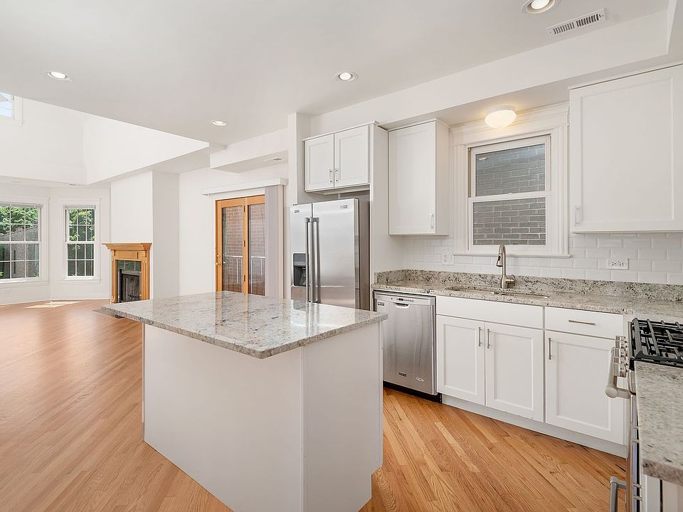 1st image of 1118 W Wrightwood Ave #3