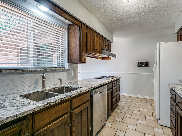8 Winding Creek Ct — Photo 5