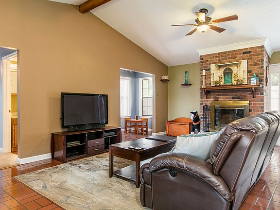 5th image of 307 Pine Valley Dr
