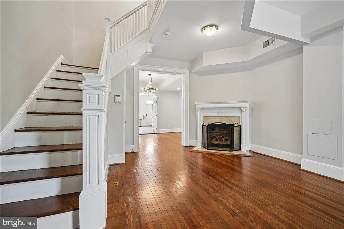 3 bed, 2214 sqft, $3,900 — Photo 2
