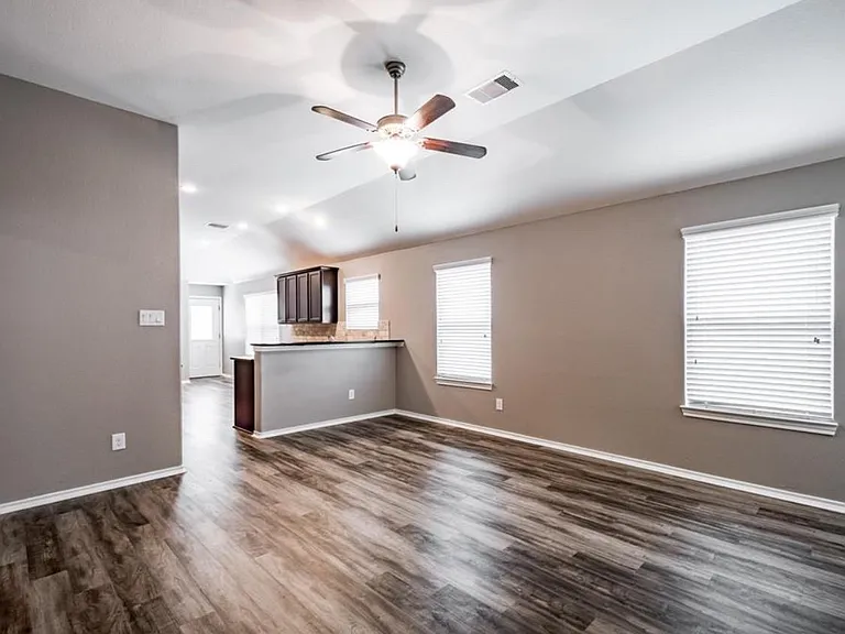 8314 Broadleaf Ave — Photo 7
