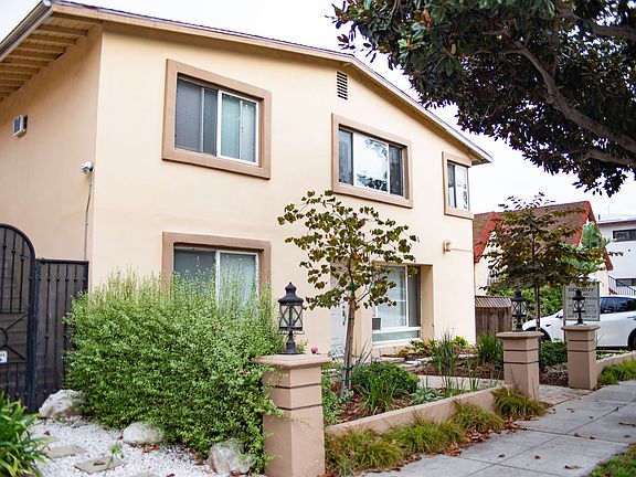 2nd image of 328-330 S Doheny Dr #328A