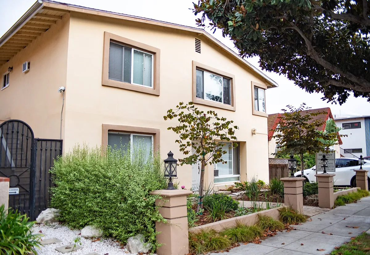 Building Photo - 328-330 S Doheny Dr