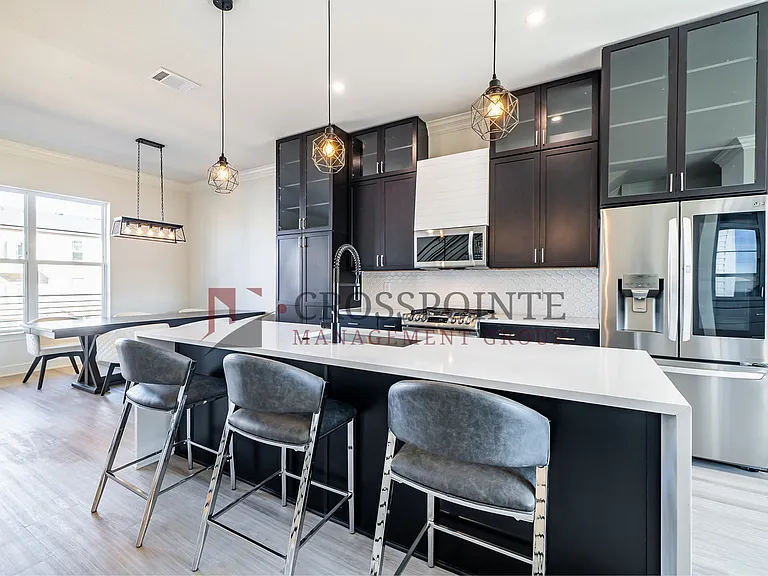 556 W Erwin — Photo 11
