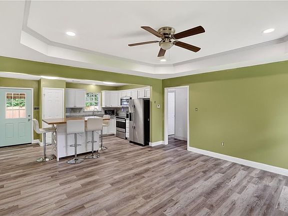 2nd image of 1014 Webb St