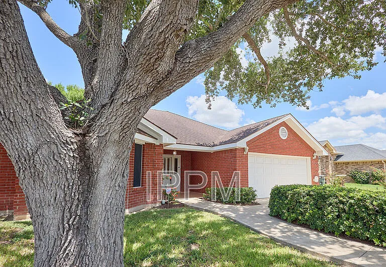 2609 Thomas Ln — Photo 2