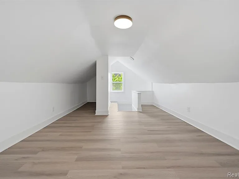 2245 W Grand St — Photo 22