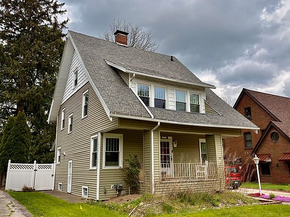 2nd image of 754 Oakridge Dr