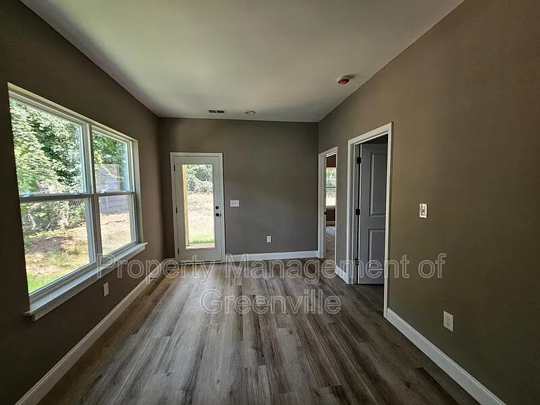 305 Appian Dr — Photo 8