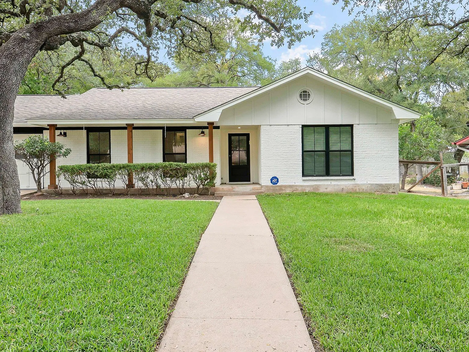 4 bed, 2.0 bath, 2089 sqft, $6,500 — Photo 2