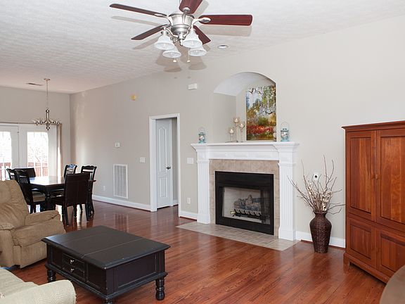 2nd image of 125 Elaine Dr