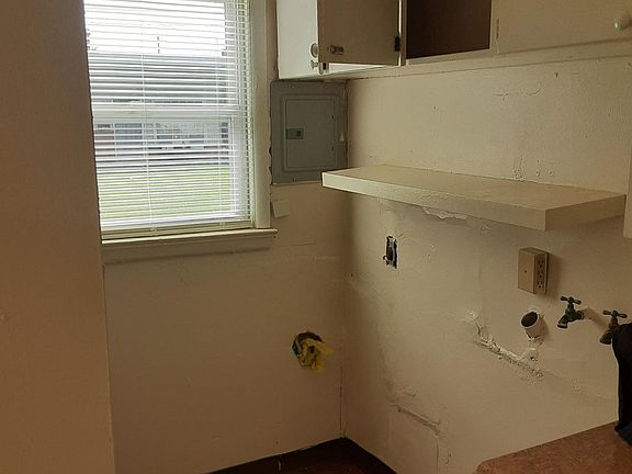 3rd image of 2358 Newton St