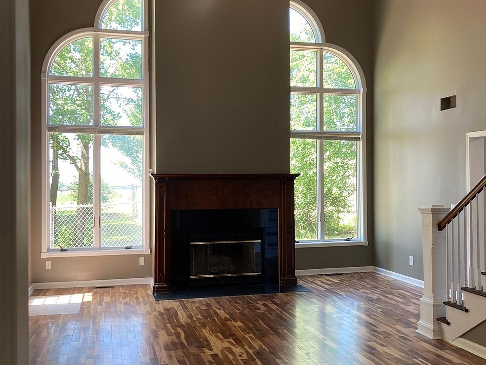 2 story cathedral ceiling, fireplace, and hardwood floor in great room.