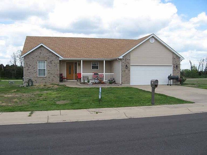 1st image of 107 Woodbury Ln
