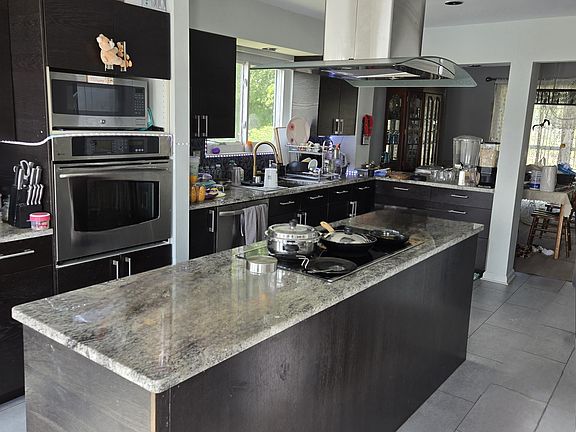 3rd image of 8 Thorne Hill Dr
