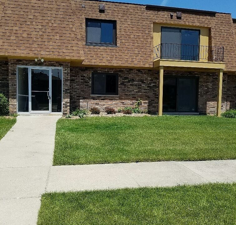 1st image of 800 E 191st Pl APT 402
