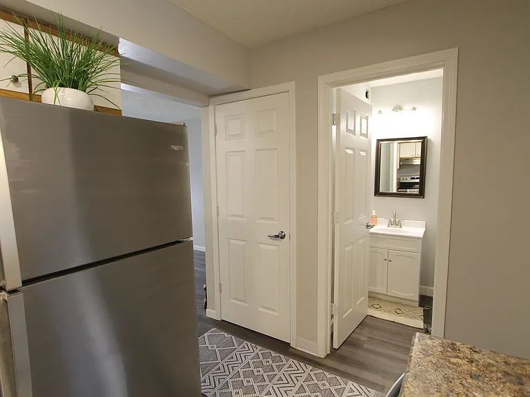 The Warwick of Norfolk. Now leasing updated 1, 2 bedroom apartments and 3 bedroom townhomes! — Photo 32