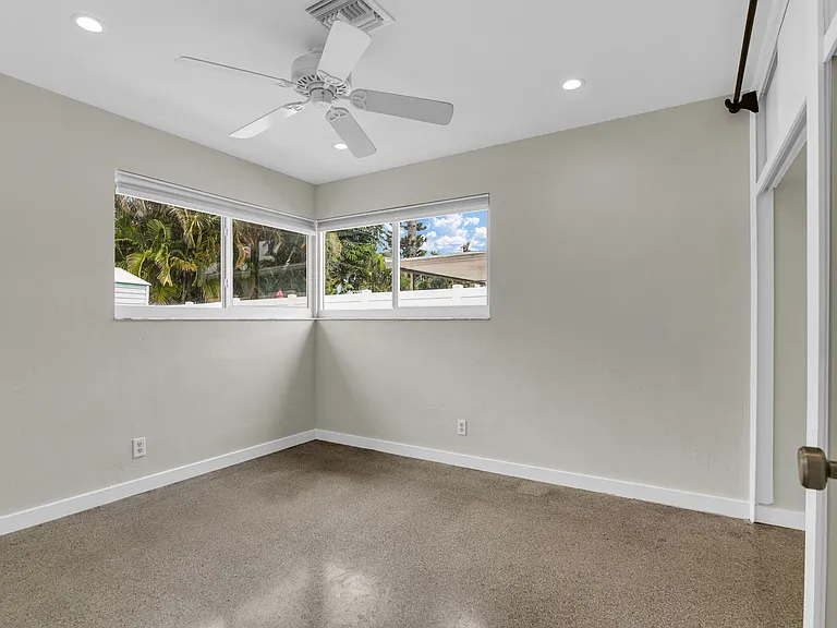 909 SE 16th Pl — Photo 22
