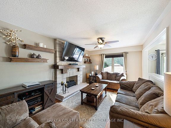 4th image of 27 Brandon Cres