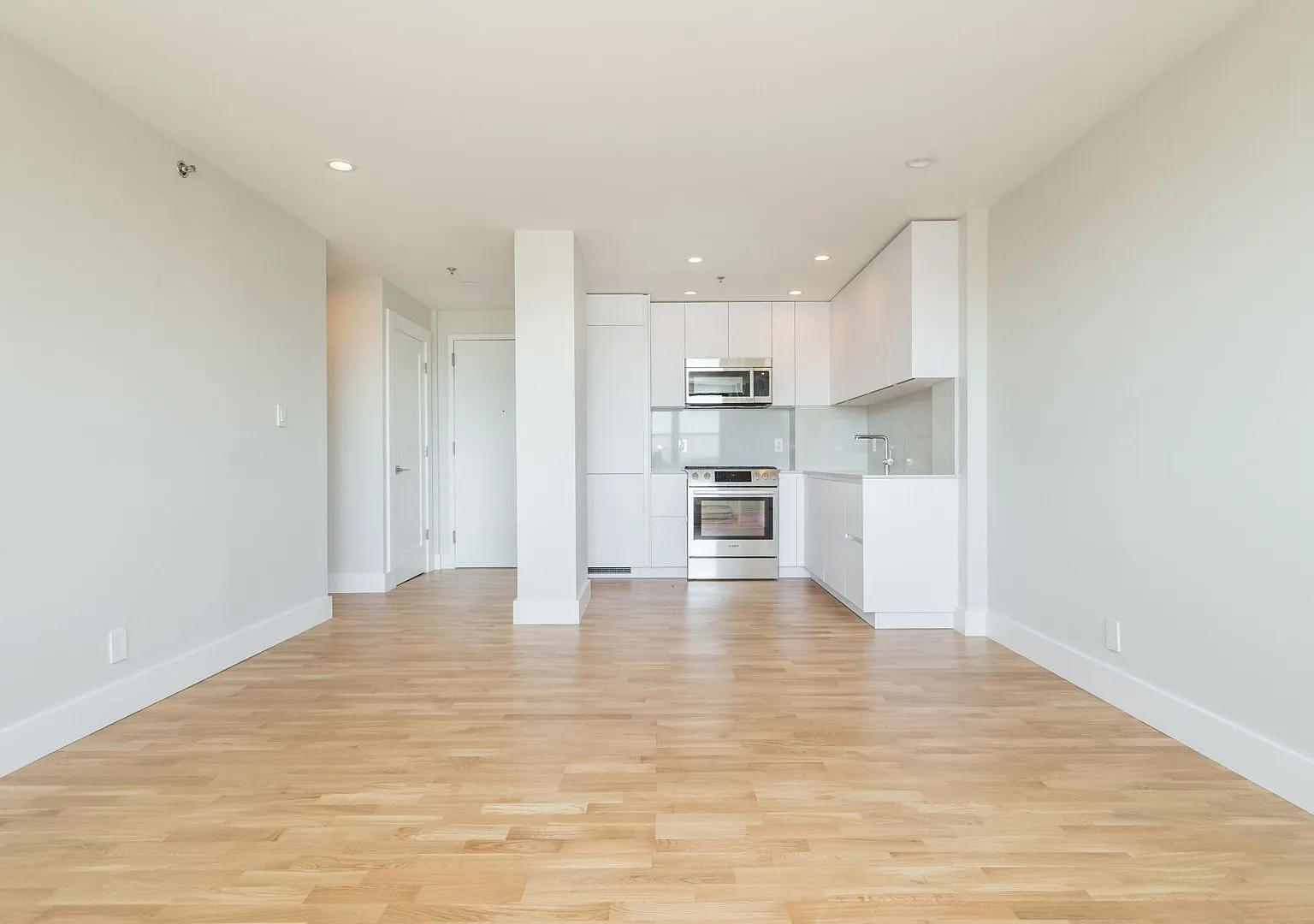 Beautiful condo next to Carson Beach with Move in Specials — Photo 3