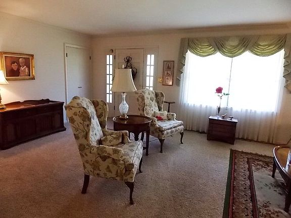 4th image of 988 Woodlawn Dr