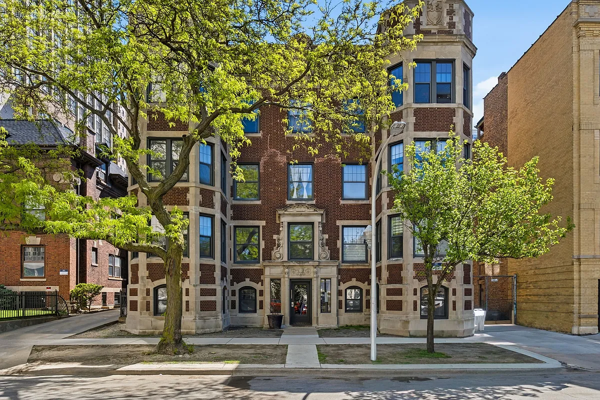 Building Photo - 3935 N Pine Grove Ave #1N