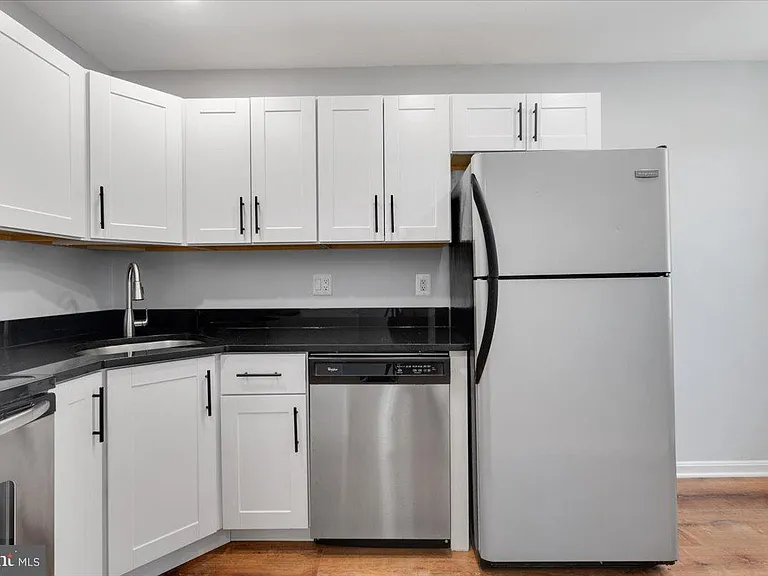 1909 N Rhodes St #25 — Photo 9