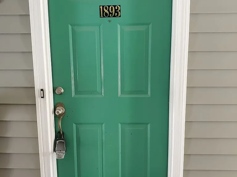 1893 Chantilly Ct — Photo 1