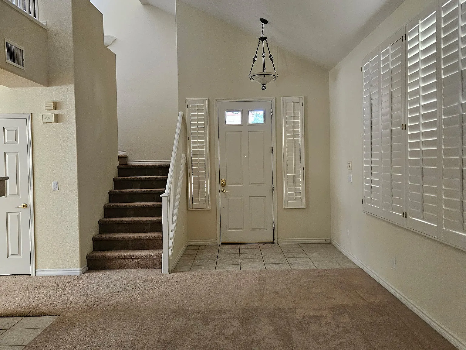3 bed, 2.5 bath, 2100 sqft, $2,400 — Photo 1