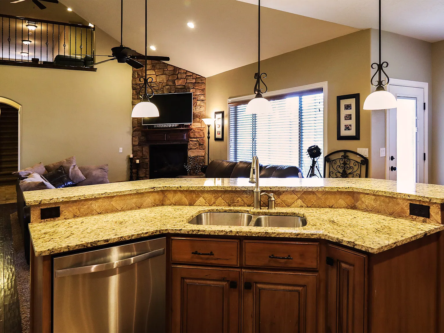 6 bed, 4521 sqft, $3,800 — Photo 3