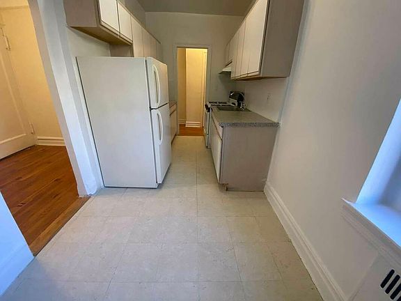 4th image of 62-82 Saunders St #4Y