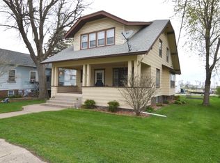 102 1st St E, Newhall, IA 52315