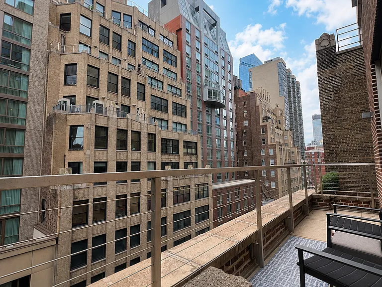 321 W 37th St #PENTHOUSE — Photo 5