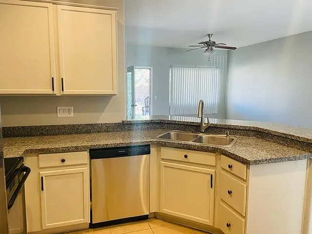 4 bed, 1653 sqft, $2,400 — Photo 3