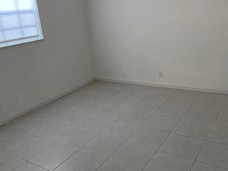 801 NE 28th St #101 — Photo 16
